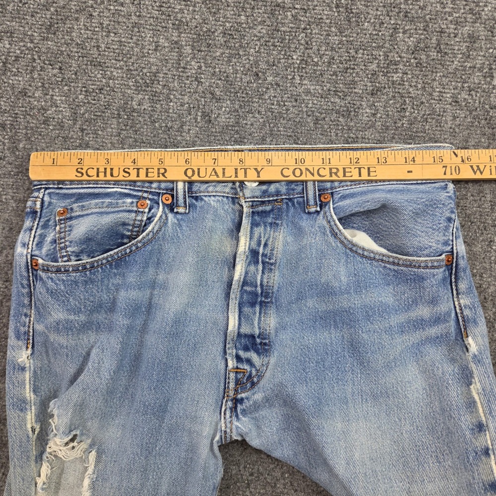 Vintage Levis 501 Jeans Mens 31x34 Straight Leg Light Wash Grunge Denim Y2K - Picture 5 of 11